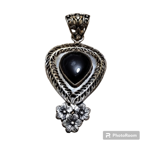 Jewelry - Vintage silver plated pendant black stone flower accent
